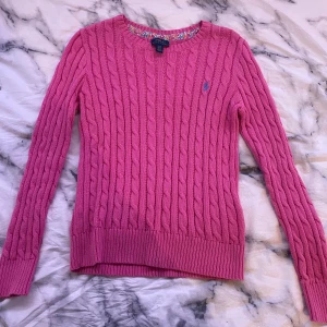 Rosa kabelstickad Ralph Lauren tröja - Väldigt fint skick, använd ungefär 2 gånger pågrund av inte min stil💓 pris kan diskuteras