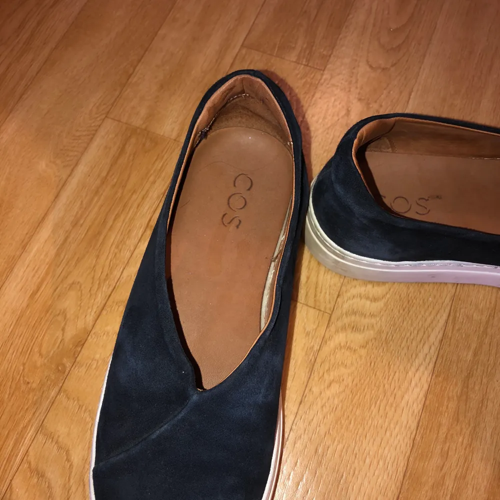 Supergulliga skor från cos i marinblå dom är använda Max tre gånger så dom är som nya passar till sommaren frakten ingår . Skor.