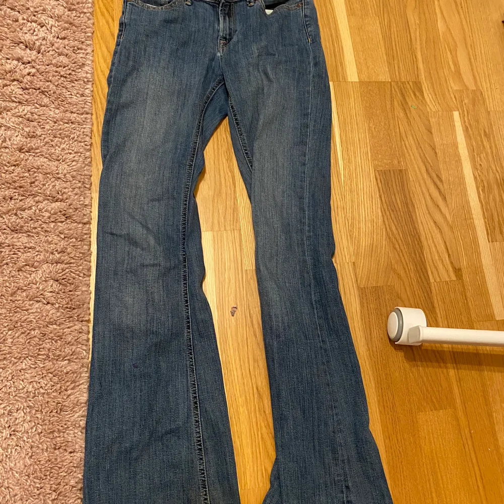 Sköna och jättefina lågmidjade jeans men används aldrig ❤️ BUDA I KOMMENTARERNA. Sälj endast för ett bra pris. Jeans & Byxor.