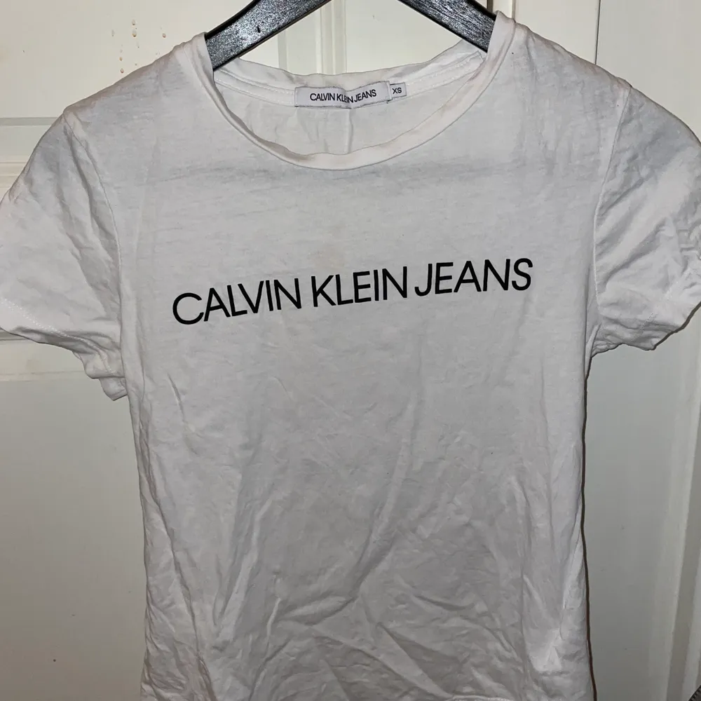 Calvin Klein t-shirt!!🤍 Högst budande + frakt!!. T-shirts.