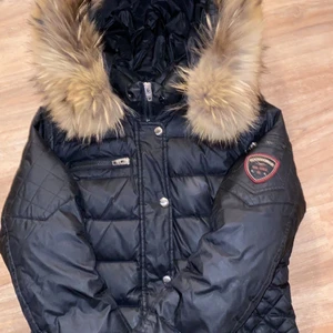 Rockandblue (strl 38) - Jättefin jacka i bra skick som är äkta. Säljer pga att jag ej använder den längre. Passar jättebra på mig som har s/m & är 172. Köparen står för frakten & kan gå ner i pris