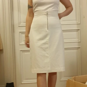 Fin mellanlång kjol - Mellanlång kjol från Monki. Kjolen är använd endast 2 ggr. Den är lite genomskinlig som man kan se på bilden men ger en väldigt fin form. Köpare står för frakt