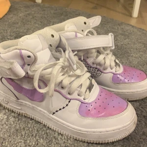 Nike airforce 1 mid - Grymma skor säljes! Använda ytterst lite! Skorna är målade med färg för läderskor så de är vattentätt! Inga skador! Säljes då de inte används längre tyvärr! Skorna är 37,5 men passar mig med 38! Högsta bud får dom och budat är budat! Frakten kostar 66kr spårbart och betalas av köpare!