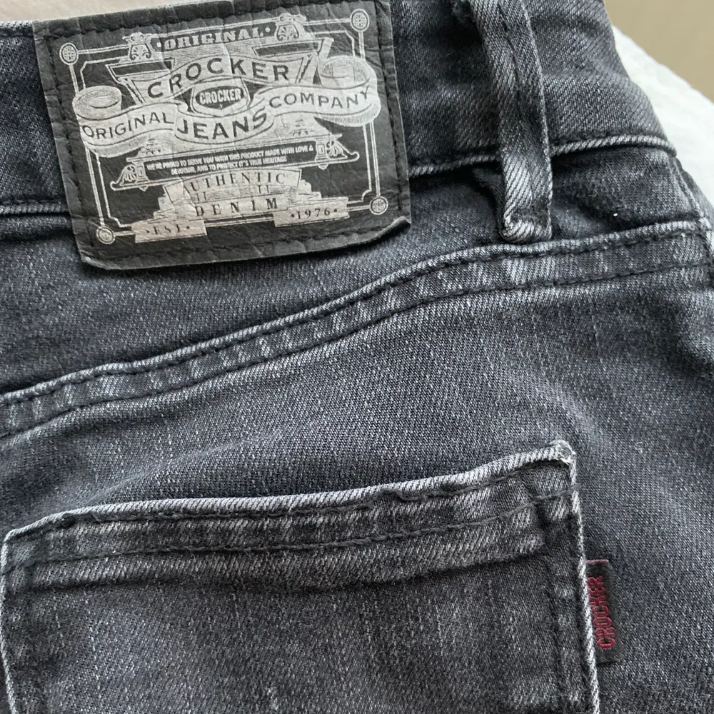 Grå lågmidjade långa powflared jeans från Crocker Denim Jeans                Köparen står för frakten . Jeans & Byxor.