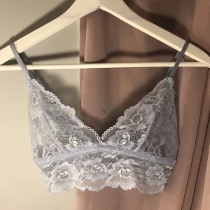 Spets bralett🐋🌨🧊 - Säljer denna otroligt fina spets braletten med skusterbara band! Älskar detalijerna men är tyvärr lite för liten! Är i stkl 36 men skulle säja att den är en liten 36! Så himla fin och otroligt bekväm🧊🩰🤍 ANDVÄND 1-3 ggr Max