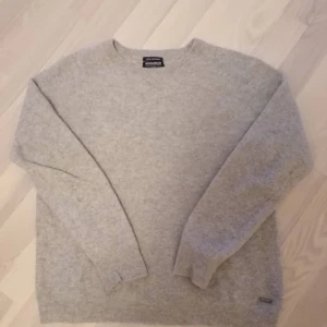 Woolrich cashmere tröja. Strl M - Grå tröja från Woolrich. I fint skick. 100% cashmere. 