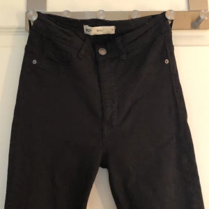 Svarta jeans  - Svarta jeans från Gina Tricot i modellen Molly, stl S. Säljs pga att dom inte används längre. Köparen står för frakt. 