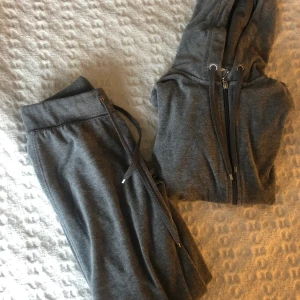 Cubus set i stl xs - Jag säljer detta jättefina och sköna set från Cubus. Jag säljer då det inte passar längre och inte riktigt min stil just nu! Hör av dig vid intresse, för mer bilder är det bara och fråga.