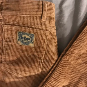 Bruna manchesterbyxor  - Asballa och trendiga manchesterbyxor från Lee Cooper. Säljer då dem var för små för mig:( Om du har några frågor är det bara att fråga! 💛💛 Budgivning avslutas söndag (24/1) 20.00