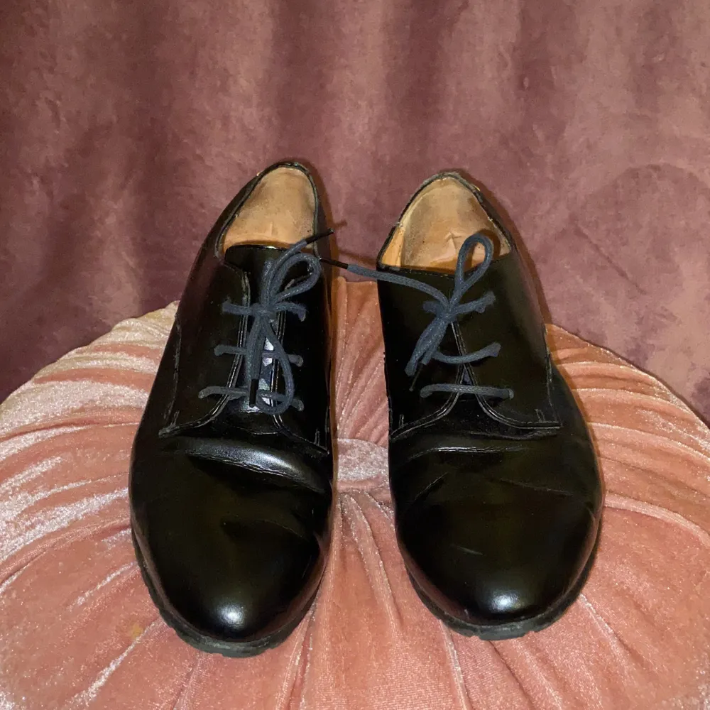 Äkta vintage PERTTI PALMROTH skor i svart läder. Använda, skråmor och repor på lädern som syns på nära håll men annars i väldigt bra skick! ✨. Skor.