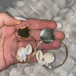 Örhängen med snäckor  - Säljer dessa otroligt fina och somriga örhängen, aldrig använt de eftersom det alltid är vinter i Sverige känns det som haha men nej perfekt för sommaren