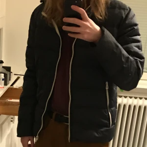 Pufferjacka ifrån Jack and Jones storlek M - Helt oanvänd din jacka storlek M. Orginal pris är 1000kr. Dm för fler bilder