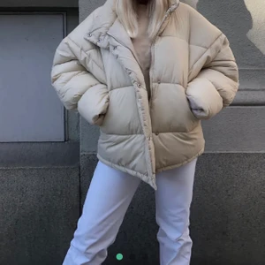 Jättefin jacka - Säljer denhär snygga eftertraktade jacka. Det är storleken 38 och skulle säga att den passar mellan xs-m beroende på hur du vill att den ska sitta. Den är helt ny, endast använd använd 2 gånger. Buda i kommentarerna❤️