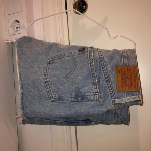 Levis shorts, 501, w27 - Säljer pga det har blivit för små för mig. Använd fåtal gånger. Skulle säga att en xs-s skulle kunna ha dessa. Original pris 549 kr.