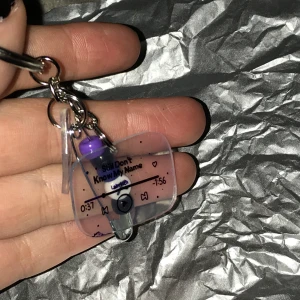 ’still dont know my name’ nyckelring - En mer detaljerad nyckelring inspirerad av serien Euphoria, berlockerna är av krympplast och bra skick! jag fraktar :)