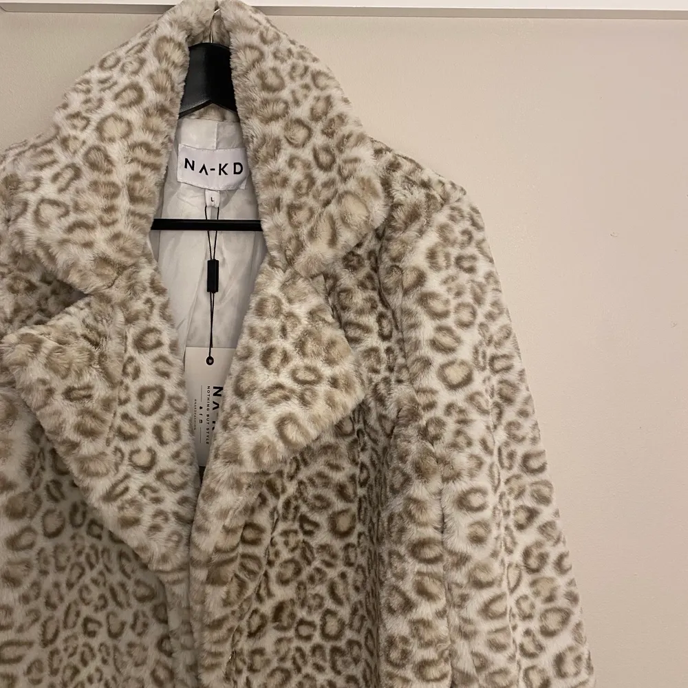 Säljer en jättefin kappa med leopardmönster i fuskpäls, från NA-KD 🖤 Aldrig använd då den är en storlek för stor på mig! Frakt tillkommer.. Jackor.