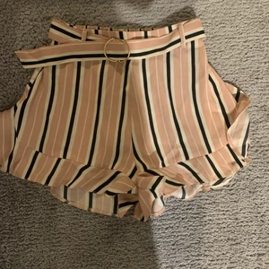 Volang shorts  - Rosa volang shorts från river island, använda ett fåtal gånger och i toppen skick