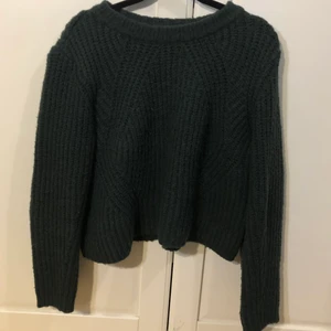 Mörkgrön stickad tröja - Stickad tröja med fint mönster från Only/Vero Moda. Passar mig som är M. Sparsamt använd. SAMFRAKTAR