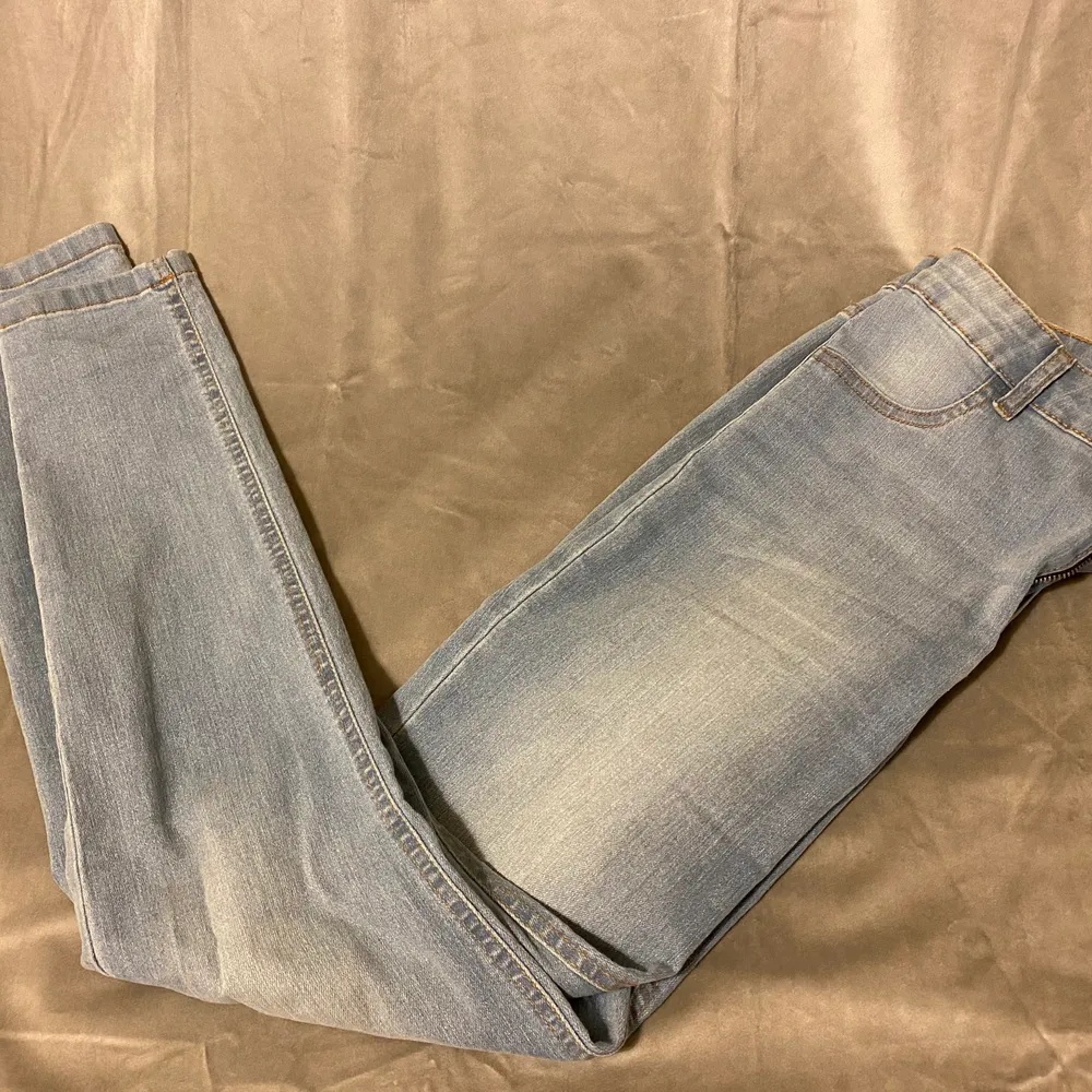 Fina jeans från NA-KD i storlek 38. Har används enbart en gång! Fraktsätt kan diskuteras!. Jeans & Byxor.