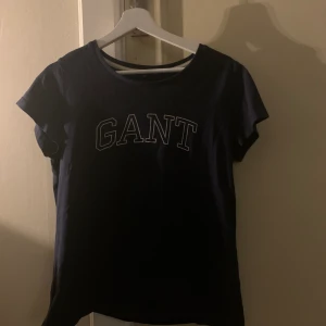 Gant t-shirt strl M - Använder inte denna längre, vill bli av med den så fort som möjligt. Sparsamt använd och fint skick. Den är mörkblå och strl M. Nypris 400