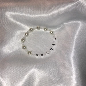 Armband  - Golden armband ✨✨🤍 49 kr 💗 Frakten kostar 15 kr 💖 Kontakta mig vid frågor eller köp! 🥰