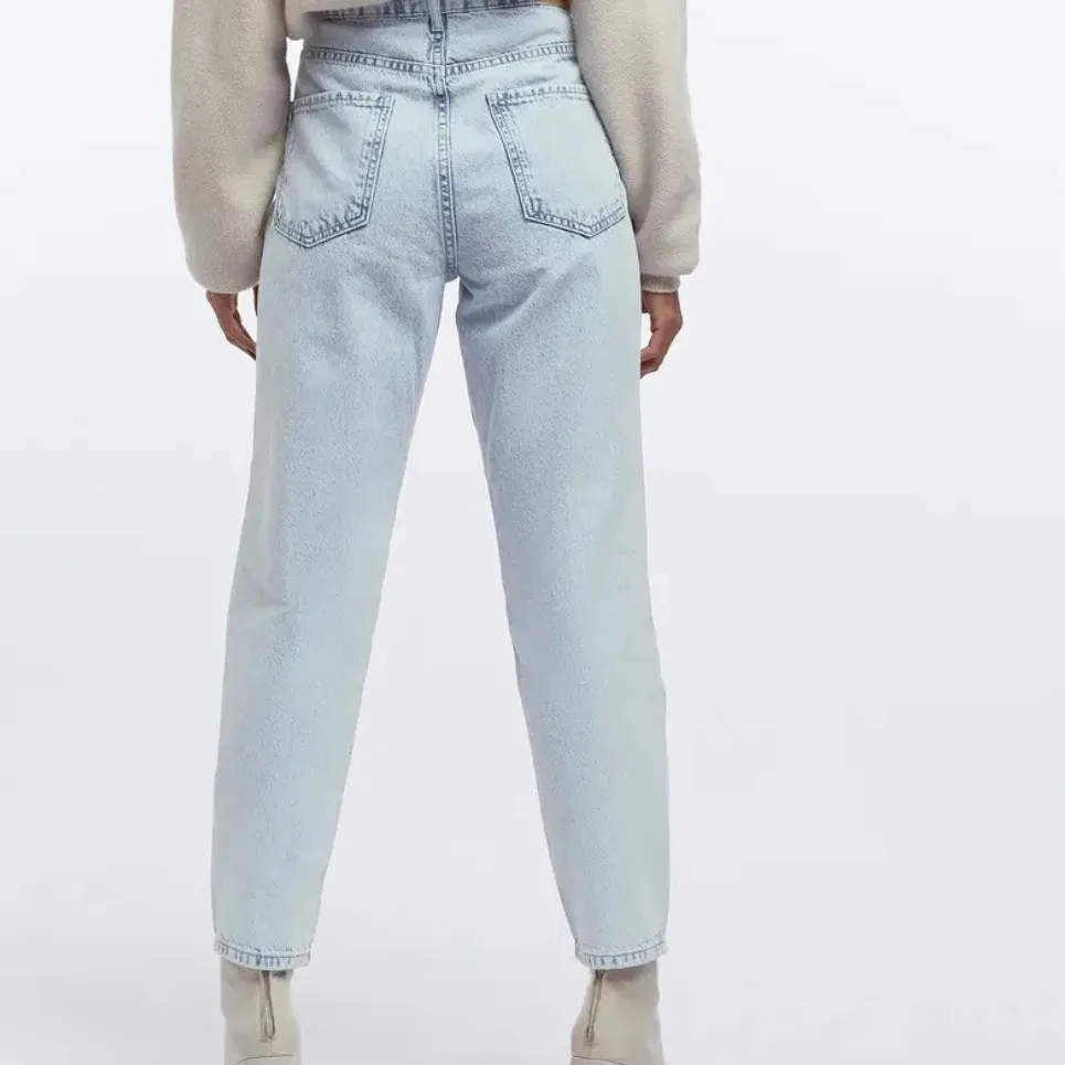 Mom jeans från Gina Tricot som är helt slutsålda på hemsidan. Använda 2-3 gånger och i jättefint skick! Frakt tillkommer men pris kan diskuteras vid snabb affär! Skriv gärna privat för fler bilder eller om ni har några frågor!(Sista bilden speglar färgen). Jeans & Byxor.
