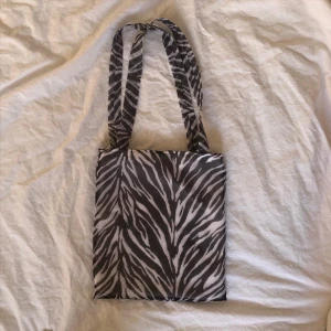 Zebra print tygkasse - Unik zebra print tygkasse sydd av mig! Skolböcker osv får plats. Mycket rymlig. Finns endast en. Skriv privat vid intresse. Köpare betalar frakt. Checka min instagram viridi.designs för fler unika plagg! 
