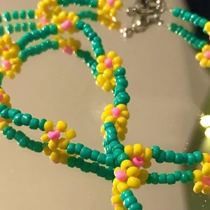 Halsband - Jättefint grönt halsband med små gula blommor✨(frakt ingår i priset)✨(går att få i valfri färg men då tar det längre tid för att jag måste hinna pärla)💕
