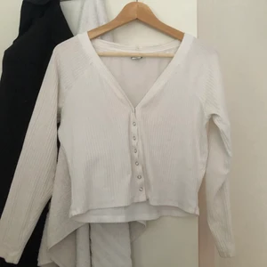 Ribbad topp med knappar  - Denna är i bra skick och är i storlek M men passar XS och S också! Kan fraktas