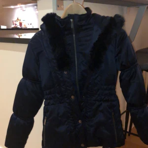 Vinter jacka. Är i bra skick  - En vinterjacka ifrån Rothschild. Som kosar 120dollar i ordinarie pris. Säljer den för 500kr 