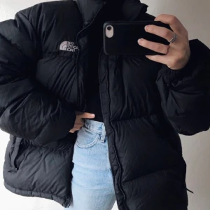 The North Face 1996 Retro Nupste jacket - Säljer min äkta the north face 1996 retro nupste jacka pga att jag helt enkelt tröttnat på den o vill köpa en annan❤️ Strl L men passar fint  på mig som är en S, den passar både mindre och större storlekar. Bra skick förutom att dragkedjan gått sönder pyttelite högst upp (se bild 3) så dragkedjan går inte att dra upp de 4 sista centimetrarna men det är absolut inget som stör🥰 många intresserade så budgivning i kommentarerna (så länge det inte är markerat sålt finns den kvar. Svarar ej på meddelanden som ”kvar?” utan skriv ett bud eller en fråga om plagget isf)