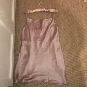 Silkes klänning - Aldrig använd, prislappen kvar. Silkes rose rosa färg. Kort längd. Märket är blossom men tror jag beställde den från princess polly. Storleken är size 8 (amerikansk storlek)