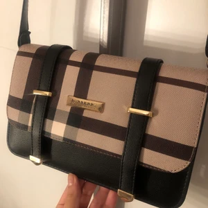 väska från burberry (oäkta) - En väska från burberry (fejk). Aldrig använd, dock  så är y:et på väskan osynlig. Det är bara att höra av er om ni vill se fler bilder på väskan.