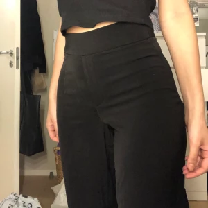 Svarta kostymbyxor från bikbok - Ett par svarta kostymbyxor från bikbok. Helt felfria dock använda 2-3 gånger. Som ni ser så är de högmidjade. Jag är 165 cm.