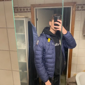 Parajumpers Ugo (Marinblå) - Säljer nu min parajumper ugo jacka. Köpt för 3 år sedan, men har mest stått och samlat damm! I gott skick, men har ett minimalt hål på höger arm (skriv för bild). Dunjacka, så den är perfekt får vinter och vår. Självklart äkta! Vuxenstorlek xs, med nypris på 3449 på fruugo.se                     Buda från 300 och uppåt!                                                      Update: budet ligger på 300