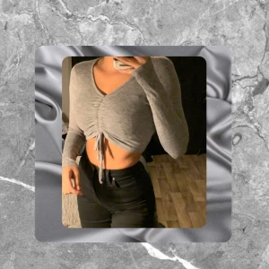 Tröja  - En snygg tröja/topp med snören. Storlek S , frakt kostnad 45kr 