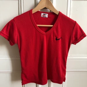 Röd Nike t-shirt! - Köpte denna på plick men den satt inte så som jag hade tänkt så säljer den vidare! Använt skick men så fin ändå. Älskar färgen! Perfekt till våren och sommaren🌸☀️🌺🍃 (kolla gärna in mina andra annonser)