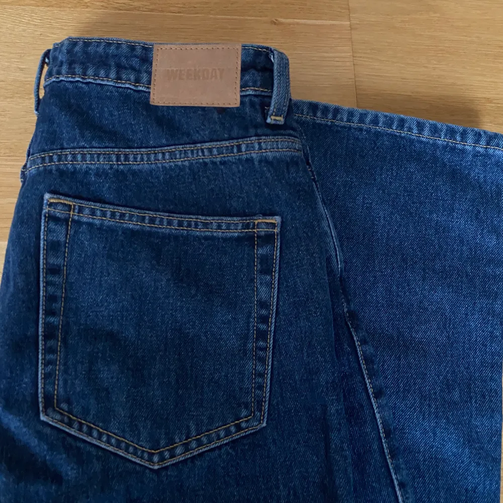 Jeans från Weekday i modellen rowe! Skitfin färg o använd väldigt få gånger, som nya ❤️ nypris 500kr!!!. Jeans & Byxor.