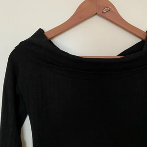Off the shoulder-topp! - Snygg & bekväm svart långärmad off the shoulder-topp som man viker över :) är storlek XS men passar mig med S-M