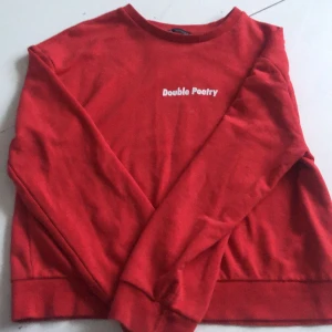 College tröja - Nu säljer jag min coola sweatshirt som är ifrån zara.Köpte för pris 259kr och säljer nu den för 100kr.(först till kvarn)