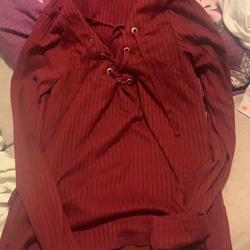 En fin urringad tröja från hm färgen röd. Passar inte längre därför säljer jag. Skriv för intresse. Möts bara upp.. Tröjor & Koftor.