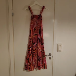 Mönstrad långklänning - En mönstrad långklänning med oklart märke. Lite genomskinlig. Muddad byst och luftigt material. 