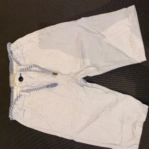 3st shorts - 2 st shorts. Skriv för mer info