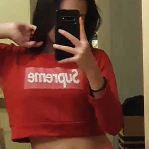 Supreme tröja:) - En jättefin suprem röd tröja, storlek XS:) skriv privat för mer frågor<3