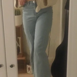 Ljusa jeans  - Nästan helt oanvända jeans, högmidjade. Fin passform och färg. Säljer då de är för stora. Stl 40. Frakt tillkommer