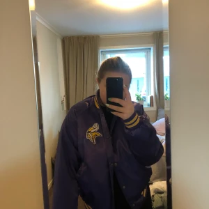 Baseballjacka - Säljer min baseballjacka köpt på Pop boutique i Göteborg. Lila med gula detaljer. Bra skick, ganska tunn. Köptes för 400 kr i höstas. Om det är många som är intresserade blir det budgivning💜💛