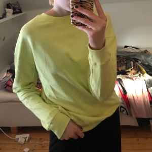 Hollister Sweatshirt - Sweatshirt från Hollister i strl S. Neon-gul/grön färg. Använd 2-3 gånger.