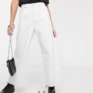 Dr denil wide leg jeans - Säljer mina vita wide legs jeans från dr.denim köptes i sommar och är fortfarande i fint skick! Dom var för långa för mig så jag inte kunde använda till vintern, är 154cm 😅 så någon längre kommer absolut passa med dom här! 👍🏽💗
