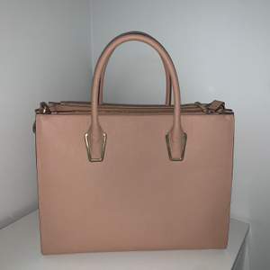 Stor väska, beige/rosa färg. Många stora och små fickor. Bra kvalite, fint skick.