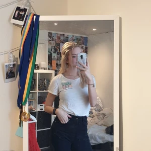 Vit tröja med tryck från Hm - Står moodcolors på den, kan vara pyttelite genomskinlig 